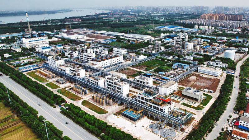 El nuevo sitio de Jingzhou abarca 16 edificios y otra infraestructura, incluida una planta de tratamiento de aguas residuales.